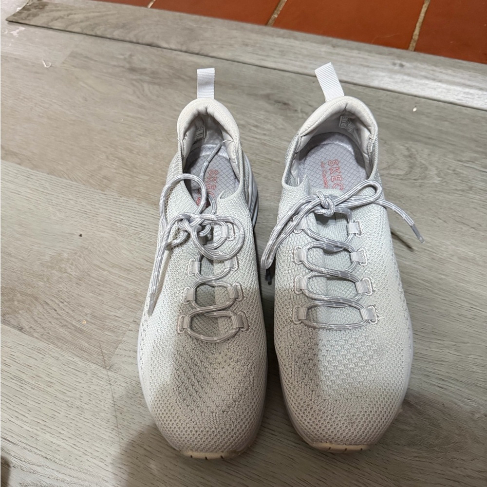 Skechers Size 8.5 Light Gray Lace-Up Sneakers
